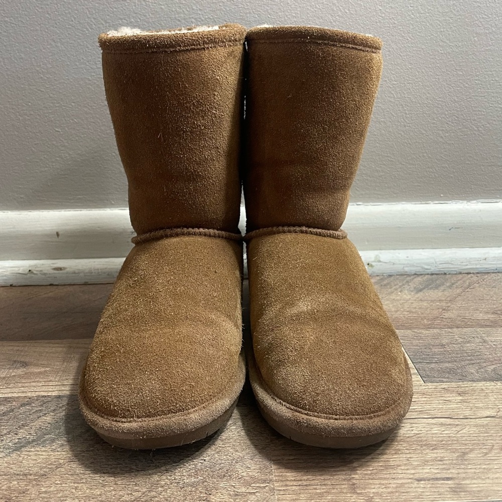 Bearpaw Emma Short boots. Size 8